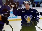 Finský hokejista Sakari Manninen oslavuje vstelenou branku.