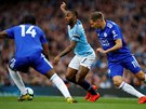 Raheem Sterling z Manchesteru City bojuje s dvojicí Marc Albrighton (vpravo ) a...