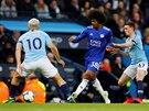 Hamza Choudhury z Leicesteru pihrává mezi dvojicí Phil Foden a Sergio Aguero z...