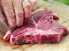 Než položíte maso na gril, prokrojte na několika místech tukové krytí, aby se...