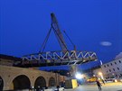 Stavbai usazovali novou mostn konstrukci na st Negrelliho viaduktu v Praze....