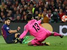 Útoník Barcelony Luis Suárez pekonává brankáe Liverpoolu Alissona v...