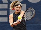 Karolína Muchová hraje bekhend ve finále Prague Open.