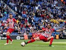 Diego Godín z Atlética Madrid si dává vlastní gól v utkání proti Espaolu...