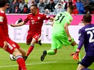 Franck Ribéry z Bayernu Mnichov se v utkání s Hannoverem napahuje ke gólové...