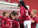 Fotbalisté Sparty oslavují branku v utkání proti Baníku Ostrava.