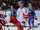 eský hokejista Dmitrij Jakin se raduje z trefy v duelu eských her proti...