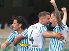 Fotbalisté týmu Spal Ferrara se raduje z branky  v utkání s Chievem.