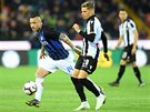 Radja Nainggolan z Interu Milán se snaí odpoutat od Jense Strygera Larsena z...