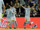 Fotbalisté Celty Vigo se radují z gólu v utkání s Barcelonou.