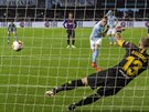 Iago Aspas z Celty Vigo promuje pokutový kop v utkání s Barcelonou.