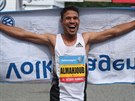Mahdžúb Dazza z Bahrajnu se raduje z vítězství na Pražském maratonu.