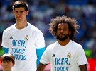 Hrái Realu Madrid Thibaut Courtois (vlevo) a Marcelo podpoili ped zápasem s...