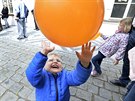 Chlapec si hraje s balonkem na prvomájové oslav sociálních demokrat na dvoe...