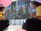 Lidé sledují korunovaci nového thajského krále. Po tém dvou a pl roku v...