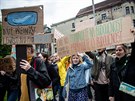 Desítky mladých lidí se na protestu za lepí ochranu klimatu a sniování emisí...