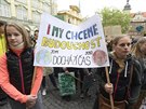 Nkolik stovek mladých lidí se v centru Prahy selo na protestu za lepí...