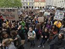 Nkolik stovek mladých lidí se v centru Prahy selo na protestu za lepí...