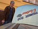Dvacet let staré auto má sice u� docela �nalítáno�, ale baterie mu stále...