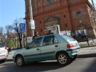 Auto v�t�inou nabíjí na Smíchov� p�ed kostelem, do zásuvky si ho ale dává i v...