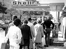 Lidé ve front u benzinky Shell ve Vídni (íjen 1973)
