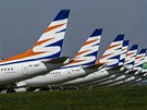 Uzemněná letadla Boeing 737 MAX společnosti Smartwings na letišti v pražské...