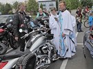 Farář Vítězslav Řehulka všem motorkářům a jejich strojům požehnal. (8. května...