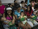 Venezuelanky krmí své dti darovaným jídlem. (6. kvtna 2019)