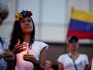 Venezuelané pili uctít obti protivládních nepokoj v Caracasu. (5. kvtna...