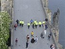Policisté vyklízejí Karlv most ped zaátkem závodu Volkswagen Prague Maraton...