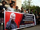 Bangladéané demonstrují na podporu zakladatele WikiLeaks Juliana Assange...