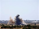 Výbuch na palestinské stran hranice Pásma Gazy s Izraelem (snímek z pohledu...