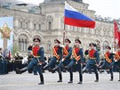 Rusové si na Rudém námstí v Moskv pi tradiní vojenské pehlídce pipomnli...