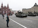 Bojová vozidla Terminátor na vojenské pehlídce na Rudém námstí v Moskv pi...