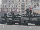 Ruské tanky na vojenské pehlídce na Rudém námstí v Moskv pi oslavách 74....
