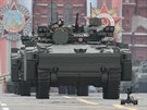 Bojová vozidla Kurganc-25 na vojenské pehlídce na Rudém námstí v Moskv pi...
