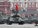 Ruské tanky a bojová vozidla na vojenské pehlídce na Rudém námstí v Moskv...
