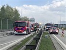 Při požáru autobusu na Pražském okruhu zemřel jeden člověk