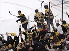 David Pastrák oslavuje s fanouky Boston Bruins svj gól.