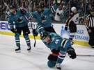 Tomá Hertl ze San Jose práv skóroval, za ním slaví Joonas Donskoi (vlevo) a...