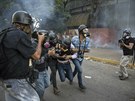 Protivládní demonstrace ve venezuelském Caracasu (1. kvtna 2019)