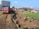 Archeologové obsadili pozemek, na kterém vznikne silnice propojující dv...