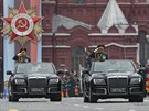 Ruský ministr obrany Sergej ojgu (vpravo) v novém velitelském kabrioletu na...