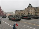 Ruské tanky T-14 na vojenské pehlídce na moskevském Rudém námstí ke Dni...