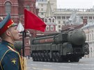 Interkontinentální raketa Yars RS-24 na vojenské pehlídce na moskevském Rudém...