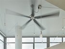 Velká stropní ventilátor se v pípad poteby stará o ochlazení prostoru.