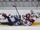 Finský hokejista Joel Kiviranta z Finska se srazil s Radkem Gudasem z eska.