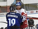 Finský hokejista Veli-Matti Savinainen se pere s Jakubem Vorákem z eska.