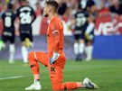 Branká Tomá Vaclík ze Sevilly poté, co inkasoval jeden ze tí gól v zápase s...