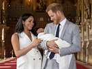 Princ Harry a vévodkyn Meghan bhem focení oficiálních portrét s prvorozeným...